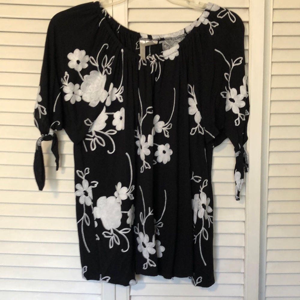 Beautiful black knit blouse with white embroidered flowers